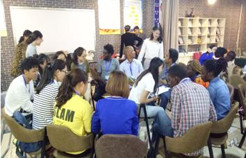 图5 中外员工研讨