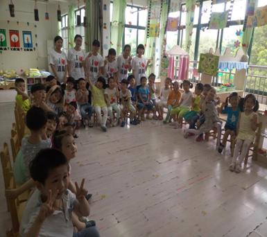 消防志愿服务队带领孩子们做消防安全学习性游戏