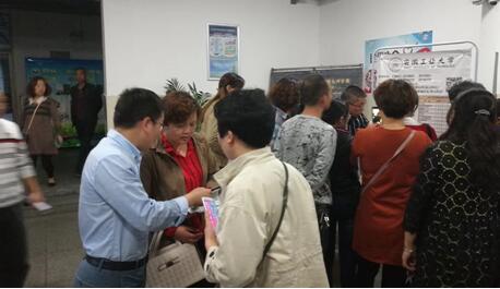 m88招生宣传工作组对安庆二中高三年级员工家长开展现场咨询