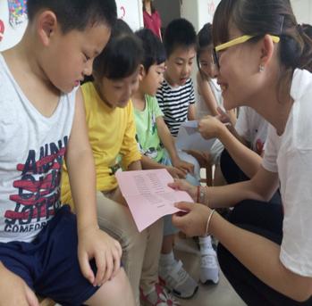 “心灵雨露”关爱脑瘫儿童项目志愿者与孩子互动